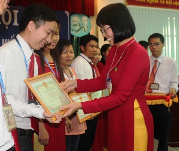 Phó giám đốc Sở Nguyễn Thị Hoàng trao thưởng cho các cá nhân đạt giải Hội thi Tìm hiểu Hiến pháp và Luật Khoa học và Công nghệ